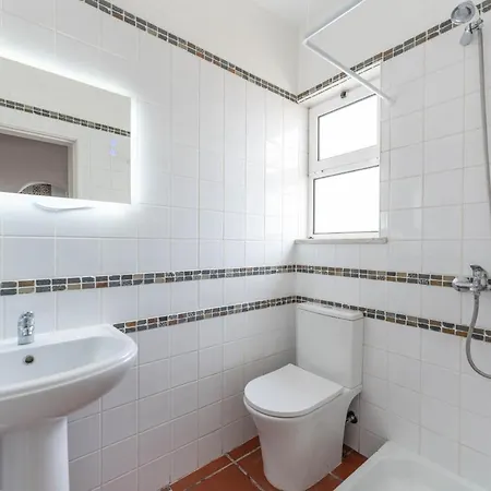 Eds Place, Shared Pool, Private Terrace, Perfect For Surfers And Families Enjoying Holiday home Sagres